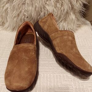 Women Skechers Tan Leather slip on. Air -cooled memory foam size 8 Wide fit